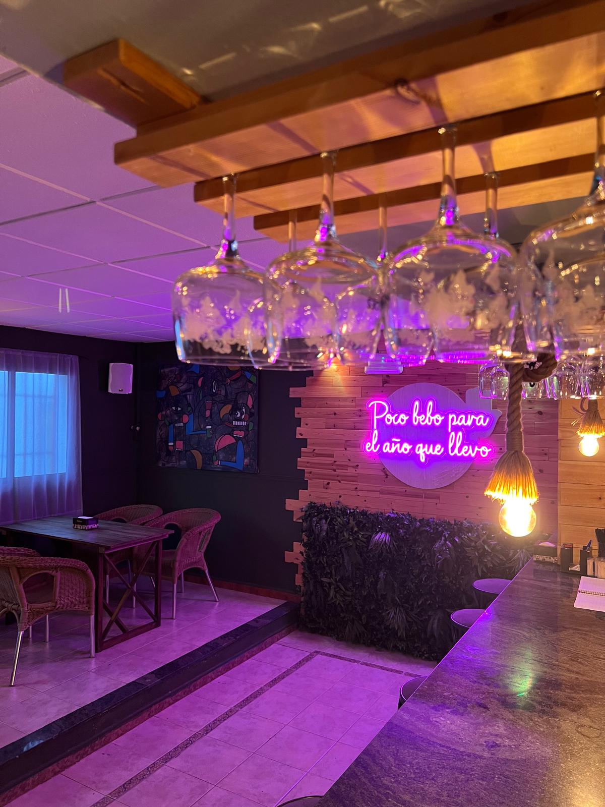 Restaurante Pura Vida en Madroñera con terraza y ambiente