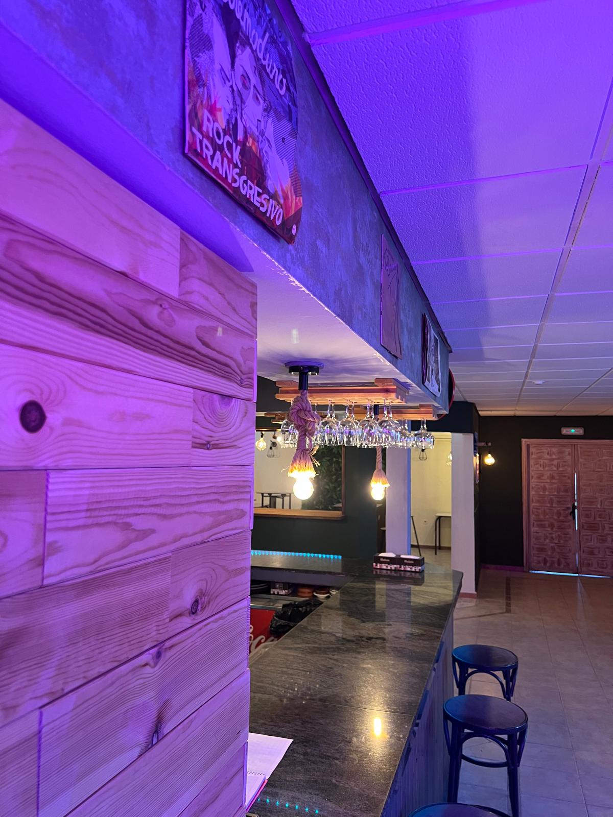 Ambiente de bar y copas en Pura Vida Madroñera