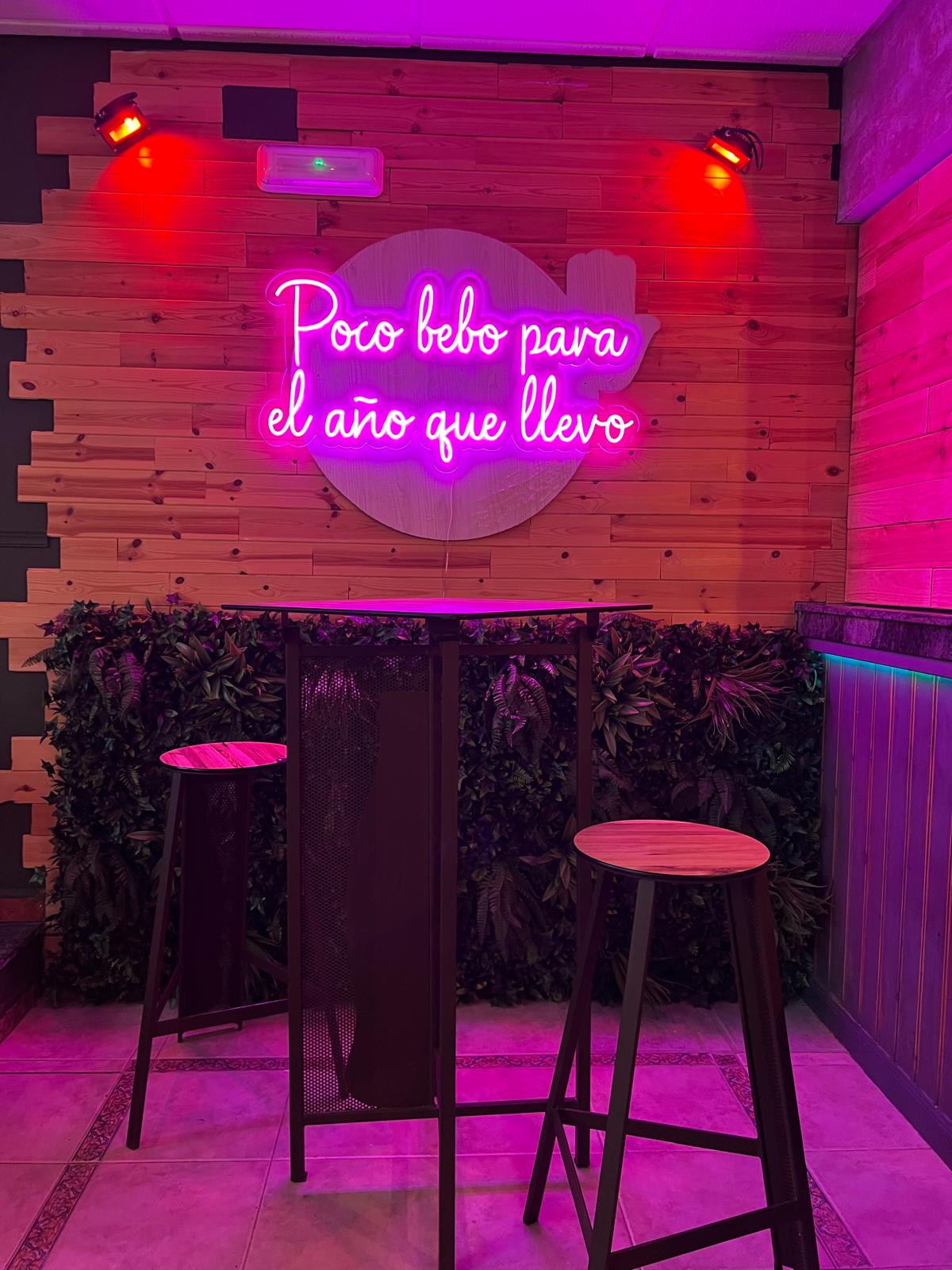 Espacio para comer y cenar en restaurante Pura Vida Madroñera
